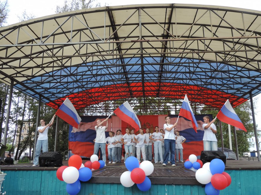 Праздничный концерт в день государственного флага " СИМВОЛ СВОБОДЫ,ЕДИНСТВА И ВЕРЫ"